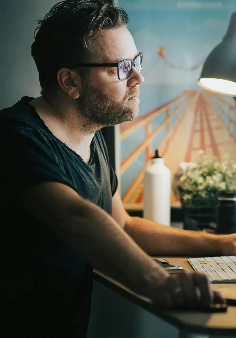 Ein Mann im Profil beim Arbeiten am Computer